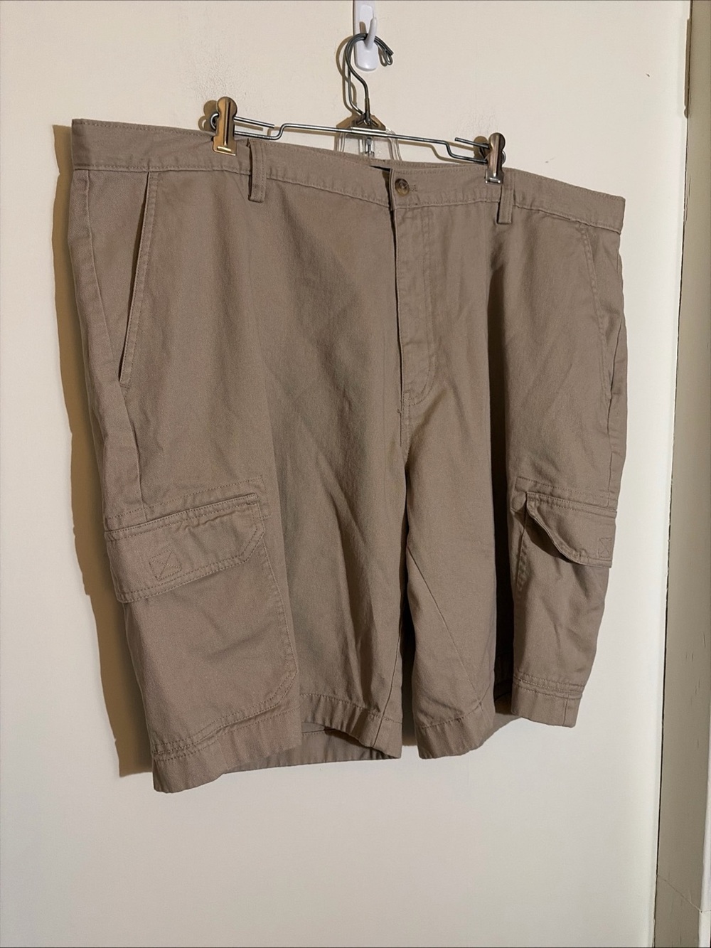 Chaps Men's Cargo Shorts in Tan